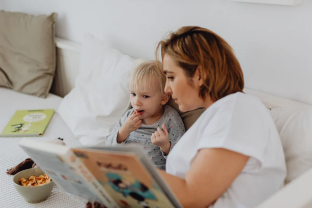manfaat membacakan dongeng, pentingnya baca dongeng anak, dongeng untuk anak sebelum tidur, imajinasi anak dan cerita, tips bacain buku anak, bonding ibu dan anak